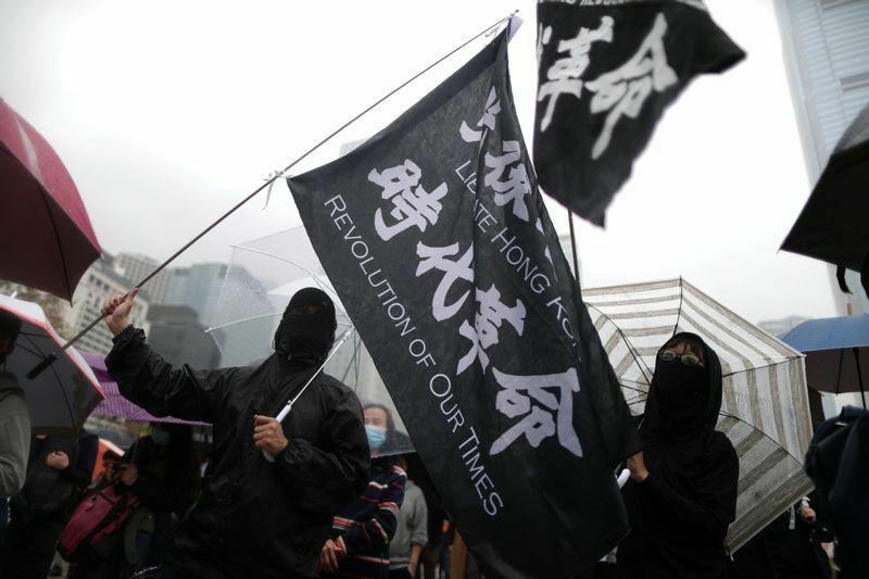 香港のデモ参加者（2019.12.29）。中国による統治強化に反対するデモの拡大はヨーロッパにおける反中世論が高まる引き金になった。
