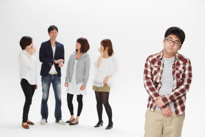 女性や、女性と親しくなれる男性に疎外感を抱く男性(イメージ)