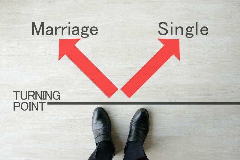 結婚のイメージ。インセルは自覚的に独身を選んだというより、経済的事情などで結婚をあきらめた「非自発的」な独身である。