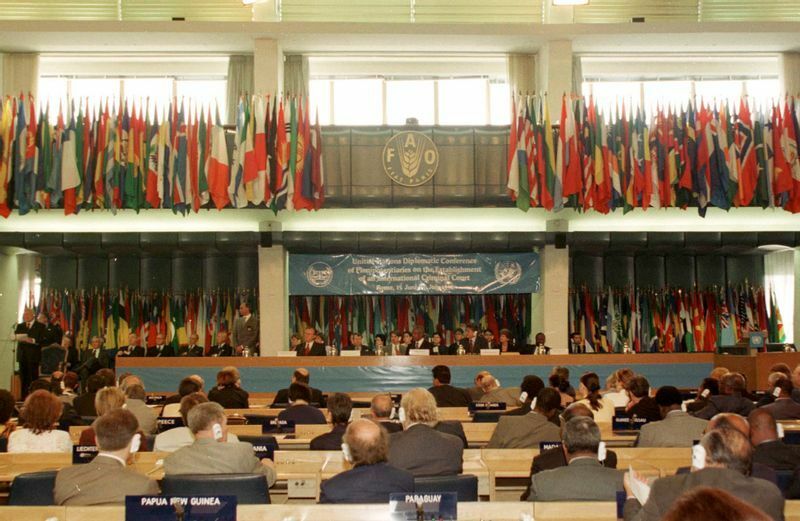 ICC発足のためのローマ会議に集まった156カ国の代表（1998.6.15）。開会式で当時の国連事務総長コフィ・アナンは国際社会の道徳的義務を強調した。