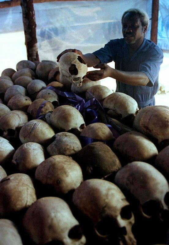 ルワンダの首都キガリ近郊にあるジェノサイドのメモリアル施設（1997.1.1）。犠牲者の遺骨が並べられている。