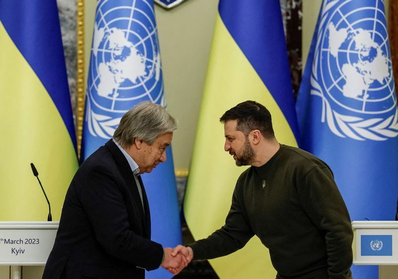 国連のグテーレス事務総長と会談するゼレンスキー大統領（2023.3.8）。ウクライナもICC締約国ではないが、ゼレンスキー政権はICCの権限を一時的に受け入れている。