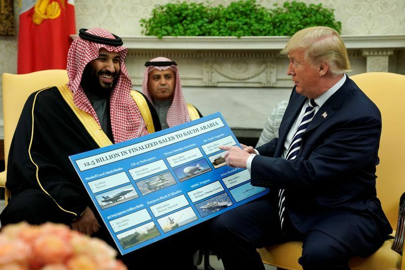 サウジアラビアを訪問し、実質的な最高権力者ムハンマド皇太子に、売却する兵器の説明をするトランプ大統領（2018.3.20）。サウジは長年、アメリカと経済、安全保障の両面で協力してきた。