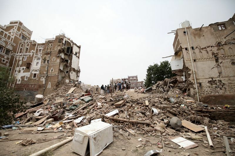 アラブ有志連合の空爆で瓦礫の山と化したイエメンの首都サナア（2015.6.12）。国連は2022年、イエメン内戦を「世界最悪の人道危機」と呼んだ。