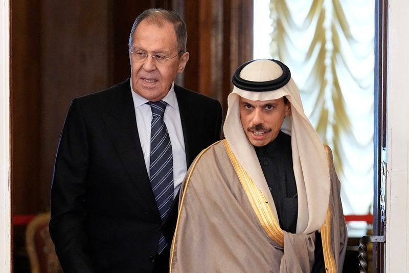 ロシアを訪問してラブロフ外相と会談するサウジのファイサル外相(2023.3.9)。ウクライナ侵攻後、サウジはアメリカの要請を無視してロシアと原油価格調整で協力し続けている。