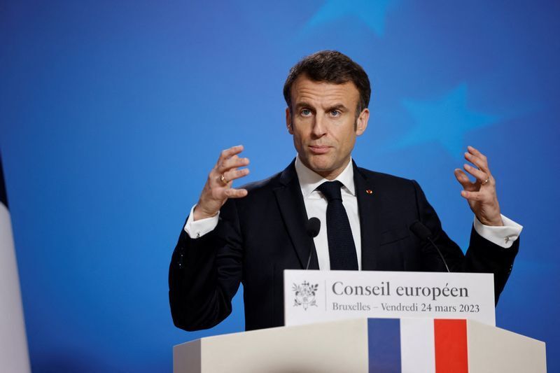 EU首脳会合で演説するマクロン大統領(2023.3.24)。この日までにフランスでは抗議デモが拡大し、400人以上の警察官が負傷する事態になっていた。