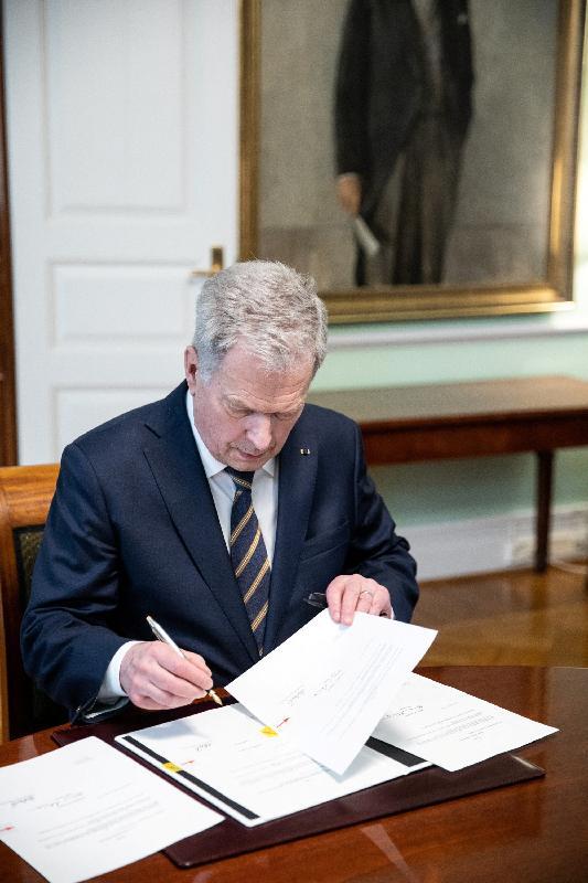 NATO加盟法案に署名するフィンランド大統領(2023.3.23)。フィンランドは70年以上に及ぶ中立方針をこれによって転換した。