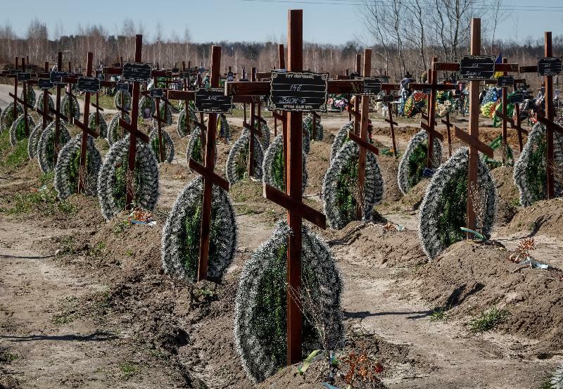  ロシア軍に占領されていたウクライナ東部ブチャの集合墓地（2023.3.30）。ウクライナ侵攻は大戦以来の衝撃となり、フィンランドやスウェーデンに中立を放棄させる原動力になった。