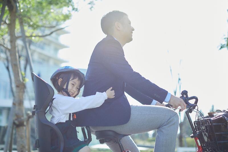 自転車で送り迎えするお父さん（イメージ）