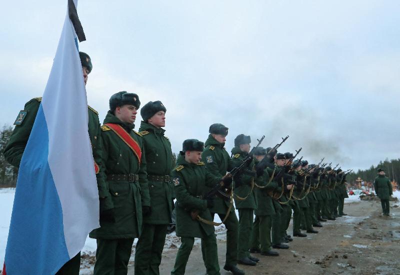サンクトペテルブルクにある戦没者墓地で行われたワグネル兵の葬儀(2022.12.24)。恐怖や苦痛を感じにくくするため、ワグネル兵が覚醒剤を投与されて戦場に送られているという疑惑は絶えない。