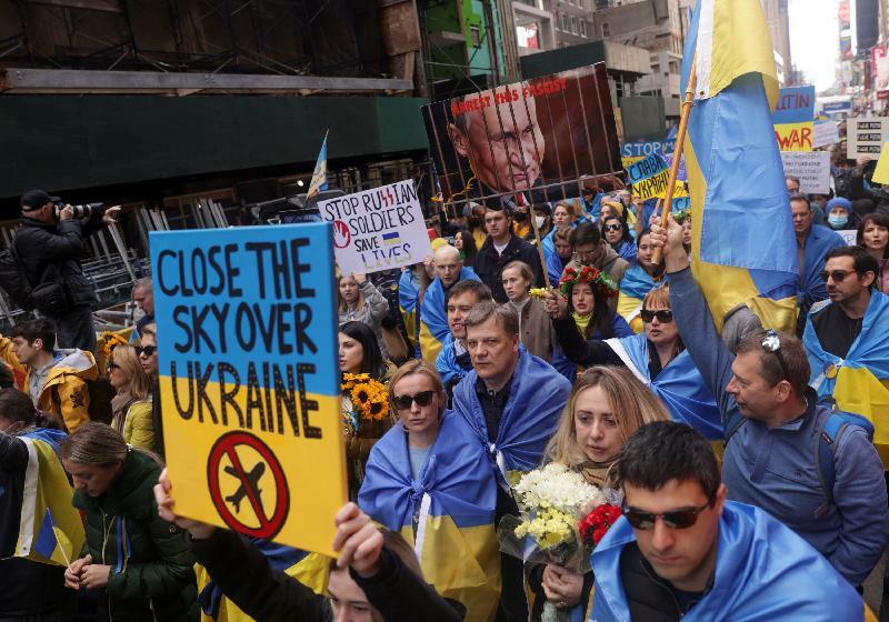 NYタイムズスクエアを埋めた抗議デモ（2022.4.9）。戦争が長期化するにつれ、ウクライナ侵攻に反対する点では一致しても、どのように終結させるべきかで西側には分断が目立つ。