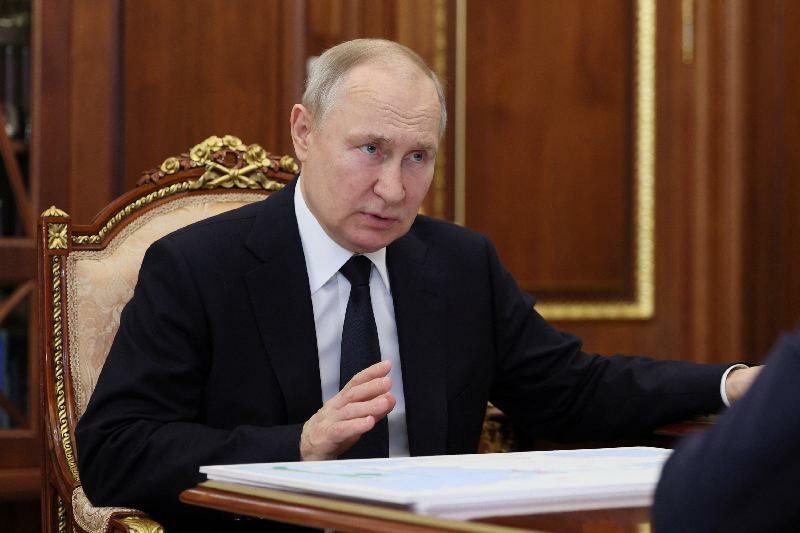 ロシアが実効支配するウクライナのヘルソンに派遣された責任者と協議するプーチン大統領（2023.4.6）