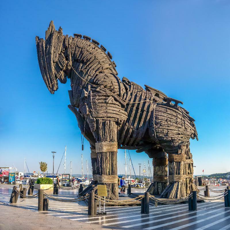 【資料】トルコのチャナッカレにある、「トロイの木馬」を再現したオブジェ。ギリシャ神話に登場する「トロイの木馬」伝説は、戦争で偽情報が重要な役割を果たした古典的な事例だ。