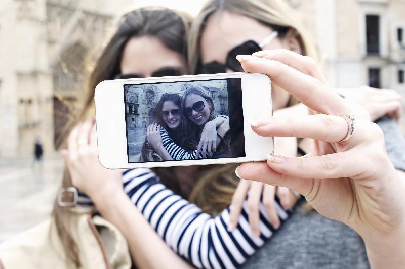 自撮りする若い女性(イメージ)。チーム・ホルヘへの潜入取材は、顔写真をSNSなどにアップする場合、意図しない利用をされるリスクを改めて浮き彫りにした。