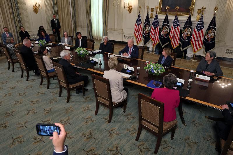 バイデン大統領も出席した科学技術諮問委員会(2023.4.4)。ここではAIの安全性などが議論された。アメリカでは官民あげてAI開発が進められる一方、そのリスクについても懸念が浮上している。