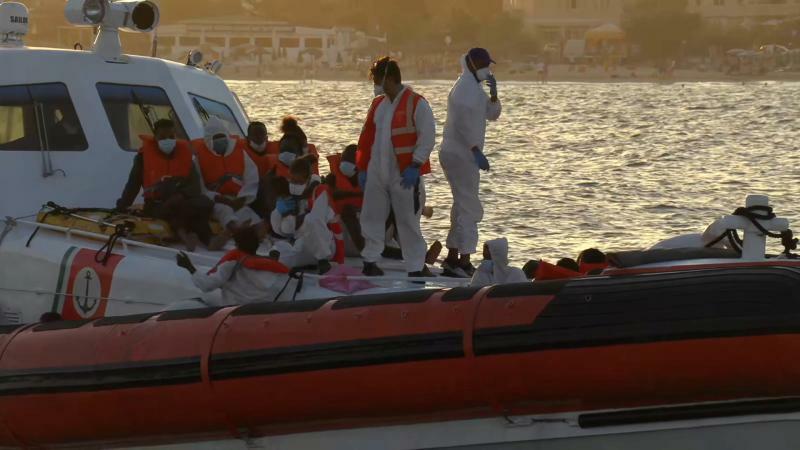 イタリア近海で難民船の救助を行うNGOの船（2020.8.29）。イギリスのストリートアーティスト、バンクシーが寄贈したもの。