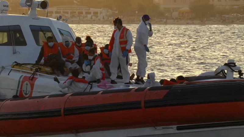 イタリア近海で難民船の救助を行うNGOの船(2020.8.29)。イギリスのストリートアーティスト、バンクシーが寄贈したもの。