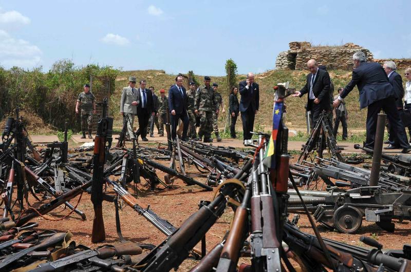 中央アフリカを訪問したフランスのオランド大統領（2014.2.28）。対テロ戦争の幕引きを進めるフランスはこの後支援を削減し、入れ違いにロシアの軍事企業「ワグネル」が中央アフリカ政府と契約した。
