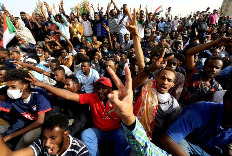 バシール失脚と民主化を支持する人々（2019.4.11）。抗議活動はバシール体制を打倒する原動力になったが、その後のスーダンは再び軍事政権の支配下に置かれることになった。