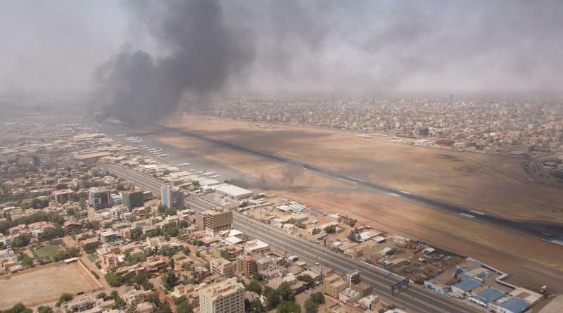首都ハルツーム近郊で立ち上る黒煙（2023.4.15）。国軍とRSFの衝突は各地に飛び火している。