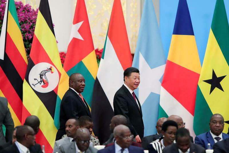 中国アフリカ協力フォーラムで南アフリカのラマポーザ大統領（当時）と歩く習近平主席（2018.9.4）。