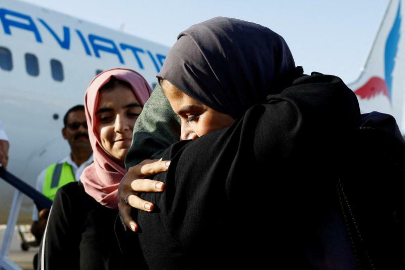スーダンの内乱を逃れてUAEに到着した避難民（2023.4.30）