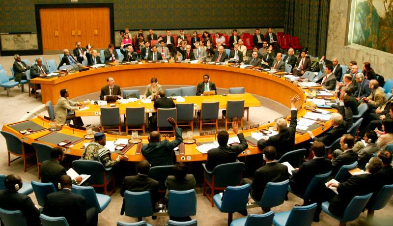 国連安全保障理事会での対スーダン非難決議（2004.7.30）。アメリカが提案した、ダルフール地方での人道危機が改善されない場合の制裁に関する決議が採択された。