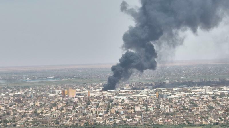 ハルツーム北方であがる黒煙（2023.5.1）。国軍とRSFの衝突は停戦合意後も続いており、収束の目処は立っていない。