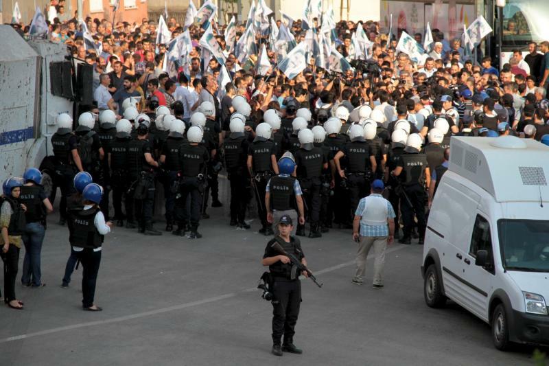 クルド人のデモ隊を封じ込むトルコ警察（2015.9.6）。この直前、トルコ政府とPKKの間で停戦合意が交わされていたが、その後お互いに相手が合意を破ったと批判し、衝突が続いた。