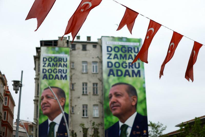 イスタンブールに翻るトルコ国旗とエルドアンの選挙ポスター「まさにその時、まさにその男」のスローガン（2023.5.12）