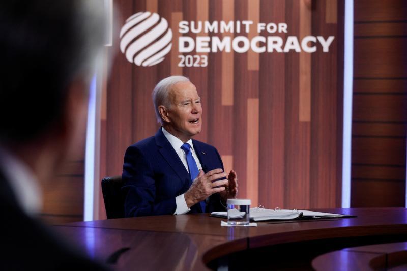 米政府が主催した第2回「民主主義サミット」(2023.3.29)。リモートで120カ国・地域以上が参加し、バイデン大統領はご満悦だったが、そのなかには民主的といえない参加国も多かった。