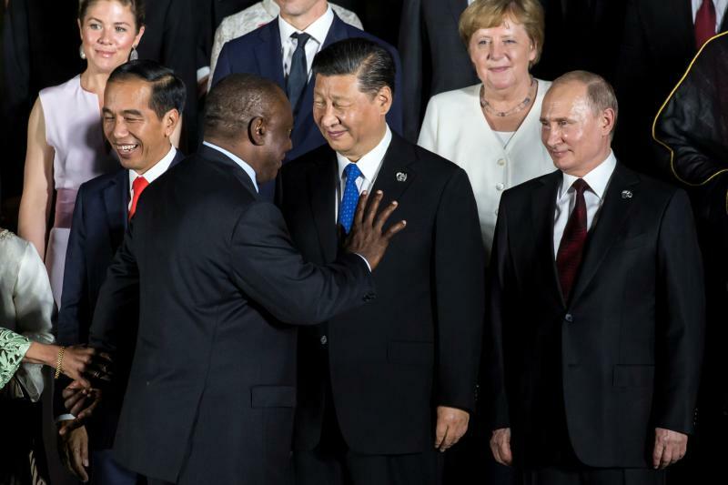 G20大阪サミットで習近平国家主席とプーチン大統領に挨拶する南アフリカのラマポーザ大統領（2019.6.28）。中ロが台頭した一因は、途上国・新興国における先進国への反感にあった。