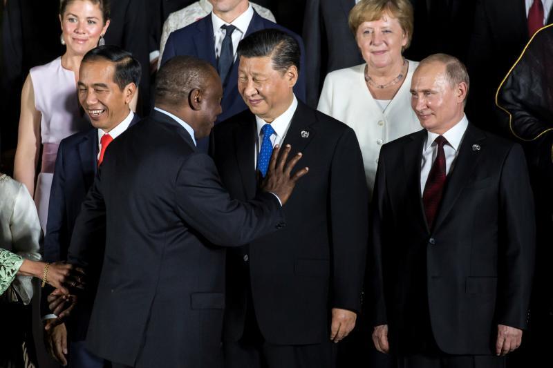 G20大阪サミットで習近平国家主席とプーチン大統領に挨拶する南アフリカのラマポーザ大統領(2019.6.28)。中ロが台頭した一因は、途上国・新興国における先進国への反感にあった。