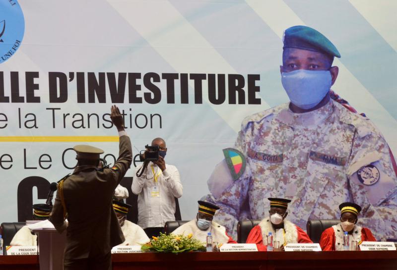 クーデタ後、暫定大統領に就任するゴイタ大佐(2021.6.7)。