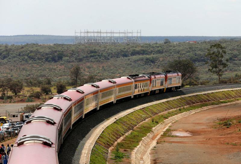 中国企業の出資で延伸されたケニアのモンバサ・ナイロビ標準軌鉄道（2019.10.16）。中国の支援はトリックル・ダウンの考え方が鮮明で、貧困層の生活改善に結びつかないと指摘されている。