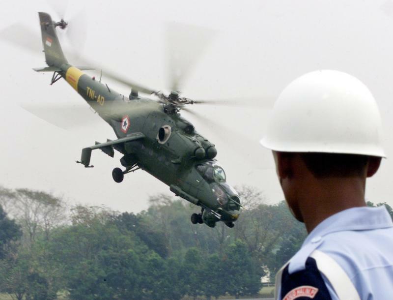 【資料】ミャンマー軍に提供されたと見られているロシア製Mi-35。インドネシア軍の基地で行われたデモンストレーション（2003.9.20）。