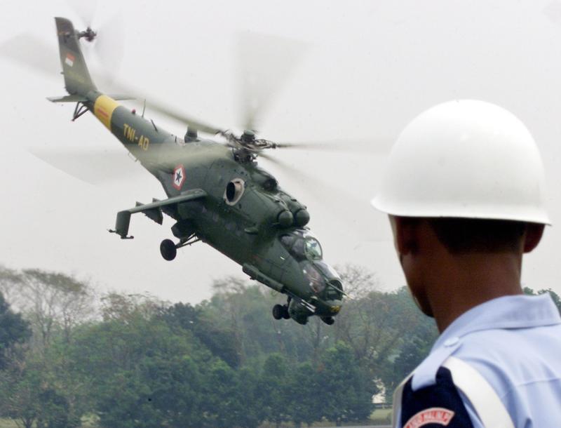 【資料】ミャンマー軍に提供されたと見られているロシア製Mi-35。インドネシア軍の基地で行われたデモンストレーション(2003.9.20)。