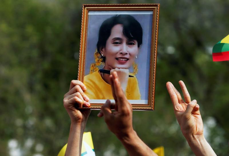タイの首都バンコクにある国連オフィス前に集まった在外ミャンマー人のデモ(2021.2.22)。スー・チーの肖像を掲げ、クーデタ反対をアピールするデモは、国外にも広がった。