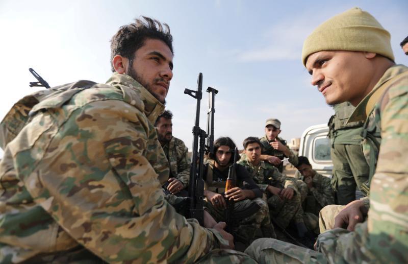 トルコに支援されるシリア人部隊(2019.10.24)。シリア内戦でクルド人勢力が台頭すると、エルドアン政権はその鎮圧のため、同盟国アメリカの意向を無視して独自に介入した。