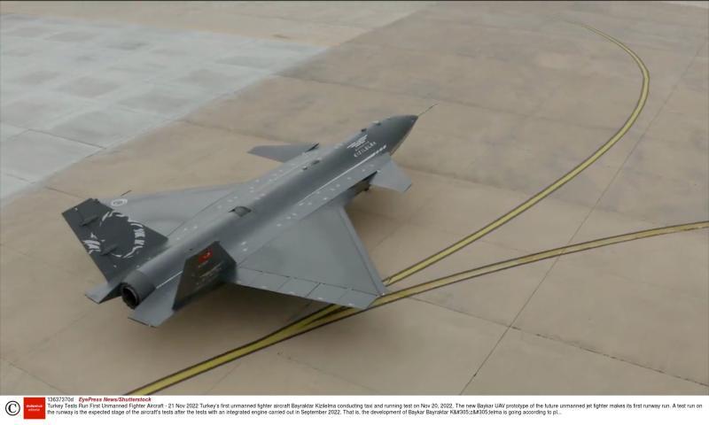 テスト飛行に向かうトルコの軍用ドローン、バイラクタル・クズルエルマ(2022.11.20)。トルコはウクライナにドローンを提供しているが、その一方でロシアとの経済取引や人の往来は維持してきた。
