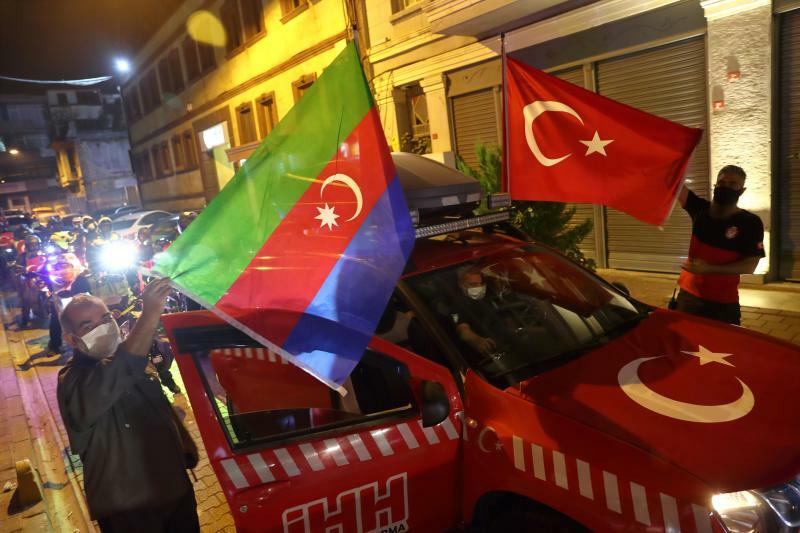 アゼルバイジャンとトルコの国旗を掲げて連帯をアピールするトルコ・ナショナリスト（2020.10.5）。オアンに近い右派勢力は「トルコ世界」の結束を重視する点で共通する。
