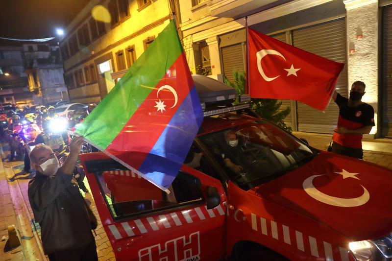 アゼルバイジャンとトルコの国旗を掲げて連帯をアピールするトルコ・ナショナリスト(2020.10.5)。オアンに近い右派勢力は「トルコ世界」の結束を重視する点で共通する。