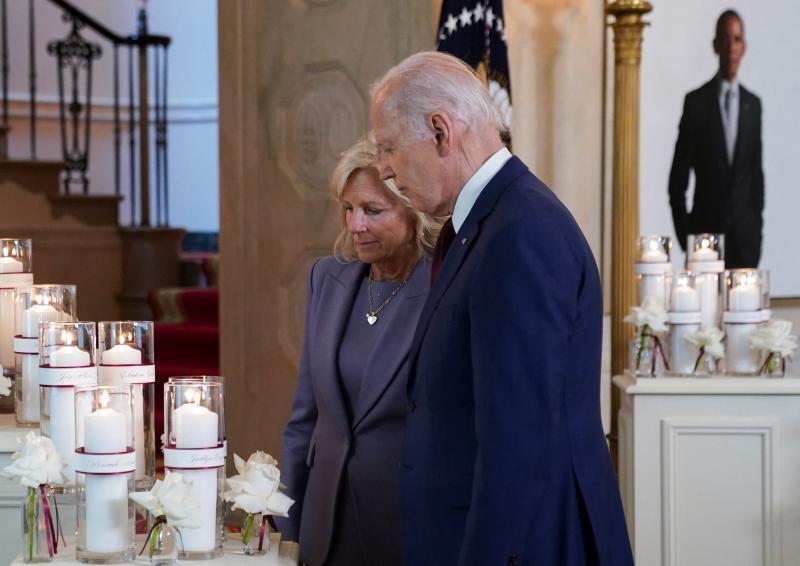 ユバルディ事件から1年の日に追悼セレモニーに出席したバイデン大統領夫妻(2023.5.24)。この日、全米各地で追悼セレモニーが行われた。