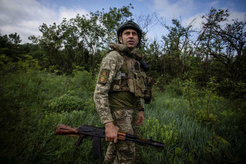 バフムトの最前線近くに立つウクライナ兵（2023.5.30）。ワグネルはバフムト中心地から撤退したものの、周辺地域ではその後も戦闘が続いている。