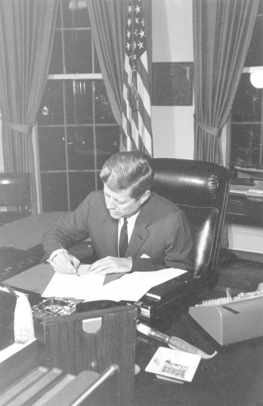 キューバ危機の最中にホワイトハウスで執務するJ.F.ケネディ大統領(1962.10.23)。この後、米ソ首脳がいつでも連絡をとれるホットラインが敷設された。