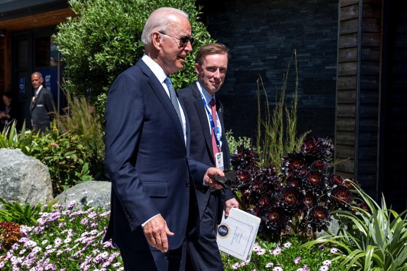 英コーンウォールで開催されたG7サミットの会場でバイデン大統領と並んで歩くサリバン補佐官(2021.6.13)。バーンズとともに外交・安全保障面でバイデンの懐刀と目される。