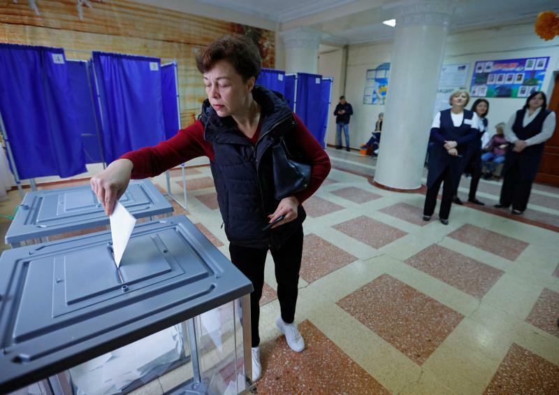 ロシアのテコ入れによってドネツクの投票所で行われた住民投票（2022.9.27）。結果はロシアへの編入支持が9割と発表された。