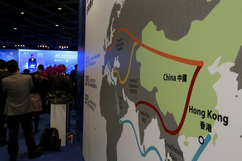 香港で開催されたアジア金融フォーラムで掲げられた「一帯一路」構造の地図（2016.1.18）。中国主導の経済圏構想そのものがロシアにとっては危機感を招くものといえる。