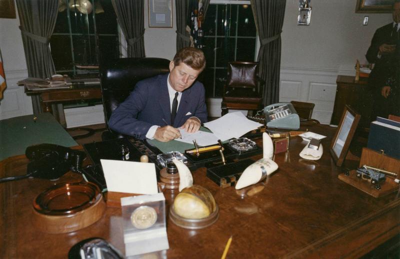 キューバ周辺の海上封鎖指令に署名するケネディ大統領(1962.10.23)。キューバを舞台に米ソが対立し、世界が核戦争の脅威に直面していた最中、中国は領有権問題を抱えていたインドに軍事侵攻した。