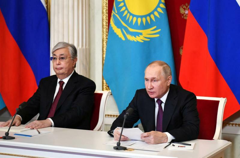 ロシアを訪問してプーチン大統領と会談し、記者会見に臨むカザフスタンのトカエフ大統領（2022.11.28）。これに先立ち、カザフ政府はウクライナでの住民投票を認めないという声明を出していた。